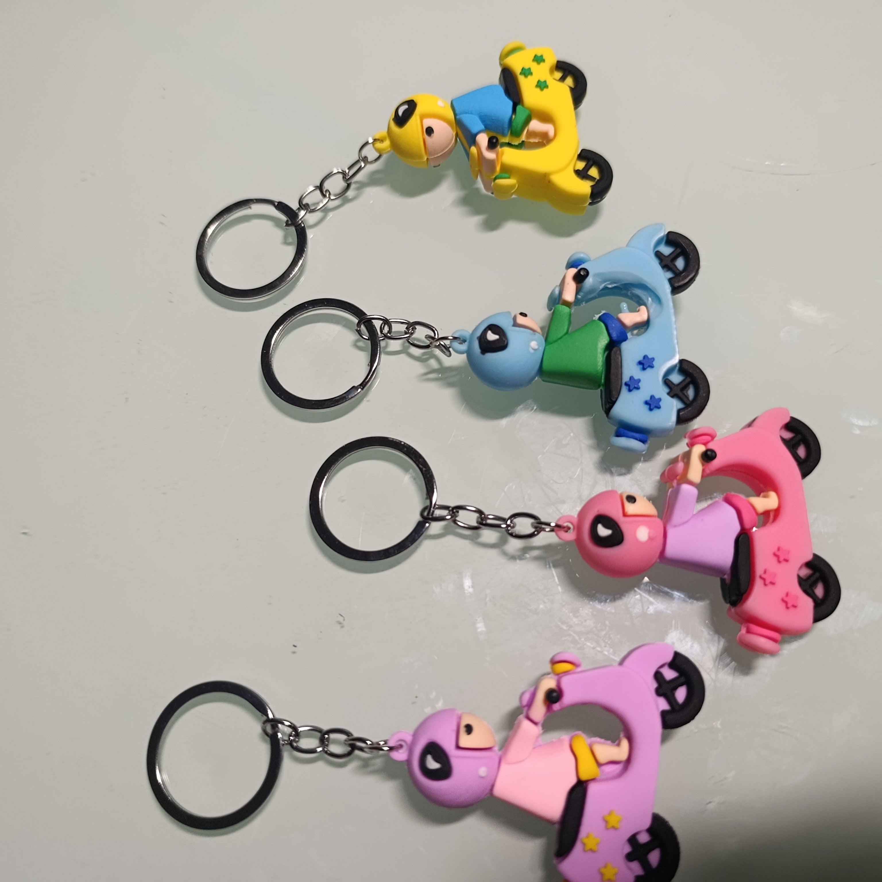 LLAVERO DE GOMA MUÑECA 5 CM SURTIDO EN COLORES POR MAYOREO