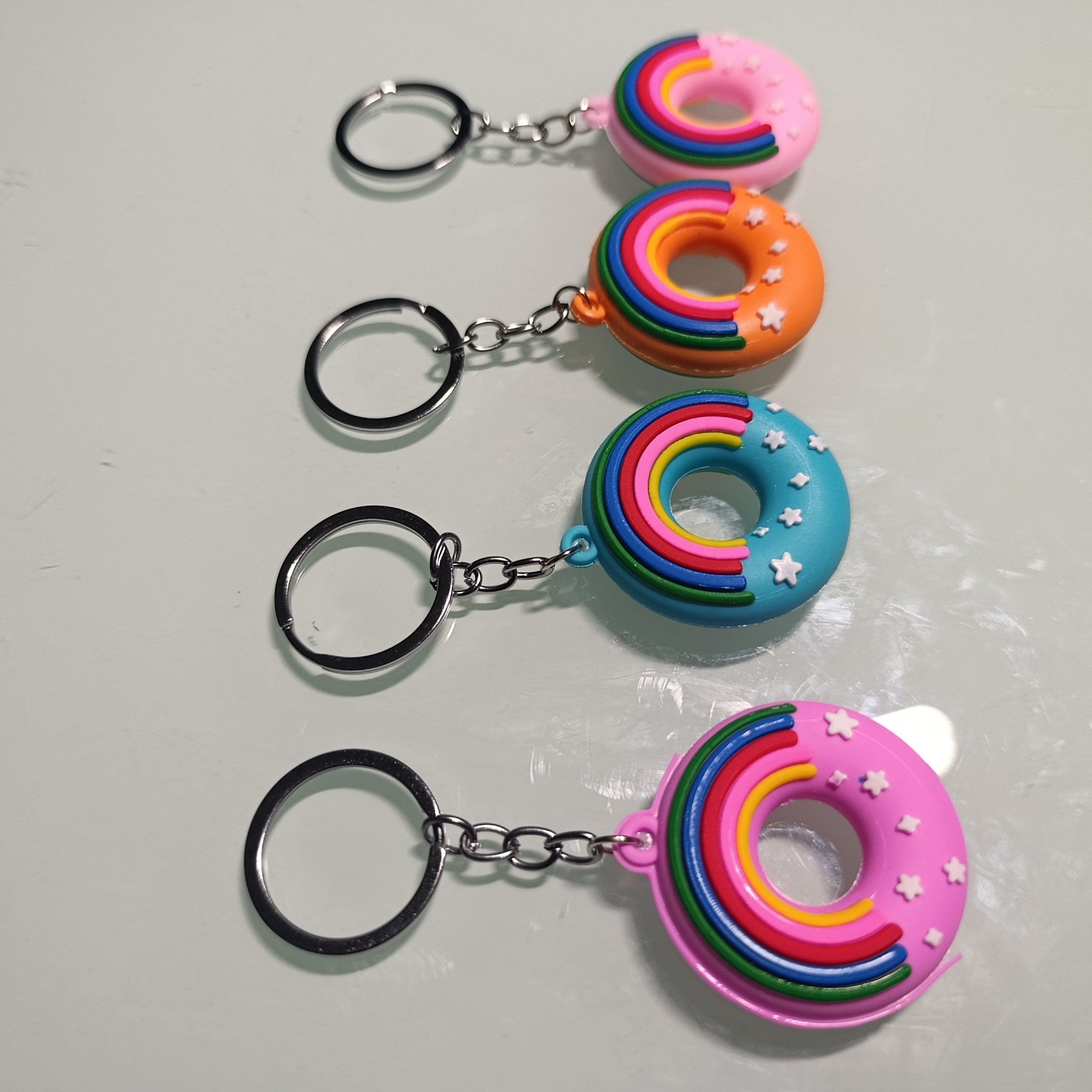LLAVERO DE GOMA MUÑECA 5 CM SURTIDO EN COLORES POR MAYOREO