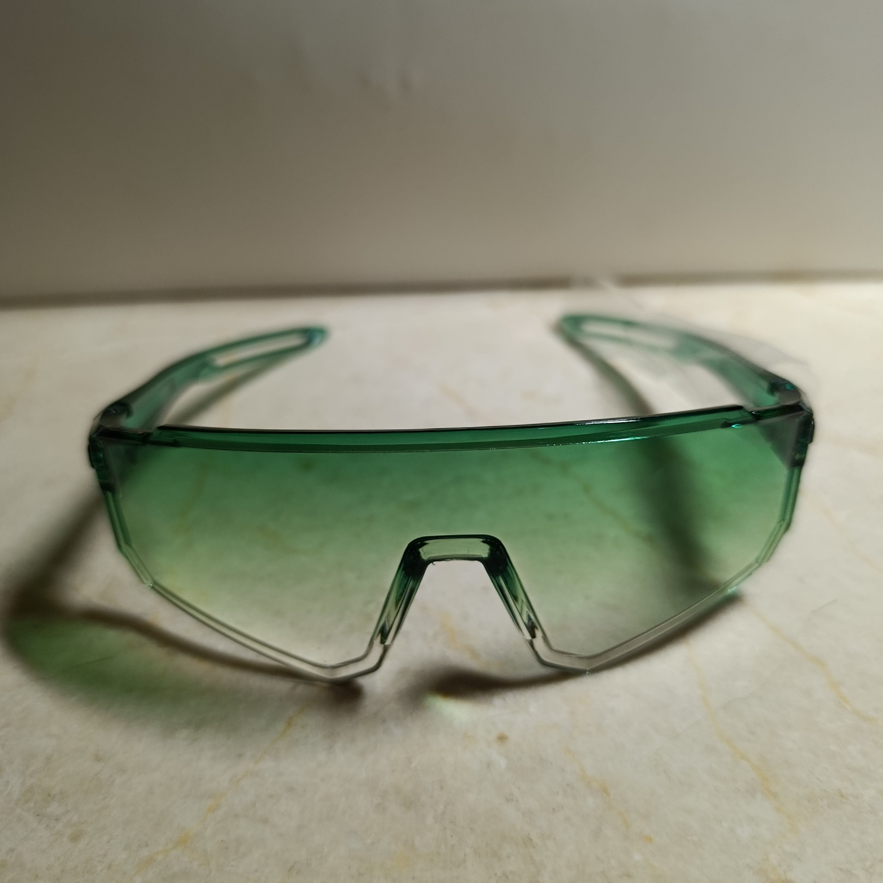 LENTES DE SOL MODERNOS EN COLORES SURTIDOS Y EN BOLSITA INDIVIDUAL POR MAYOREO
