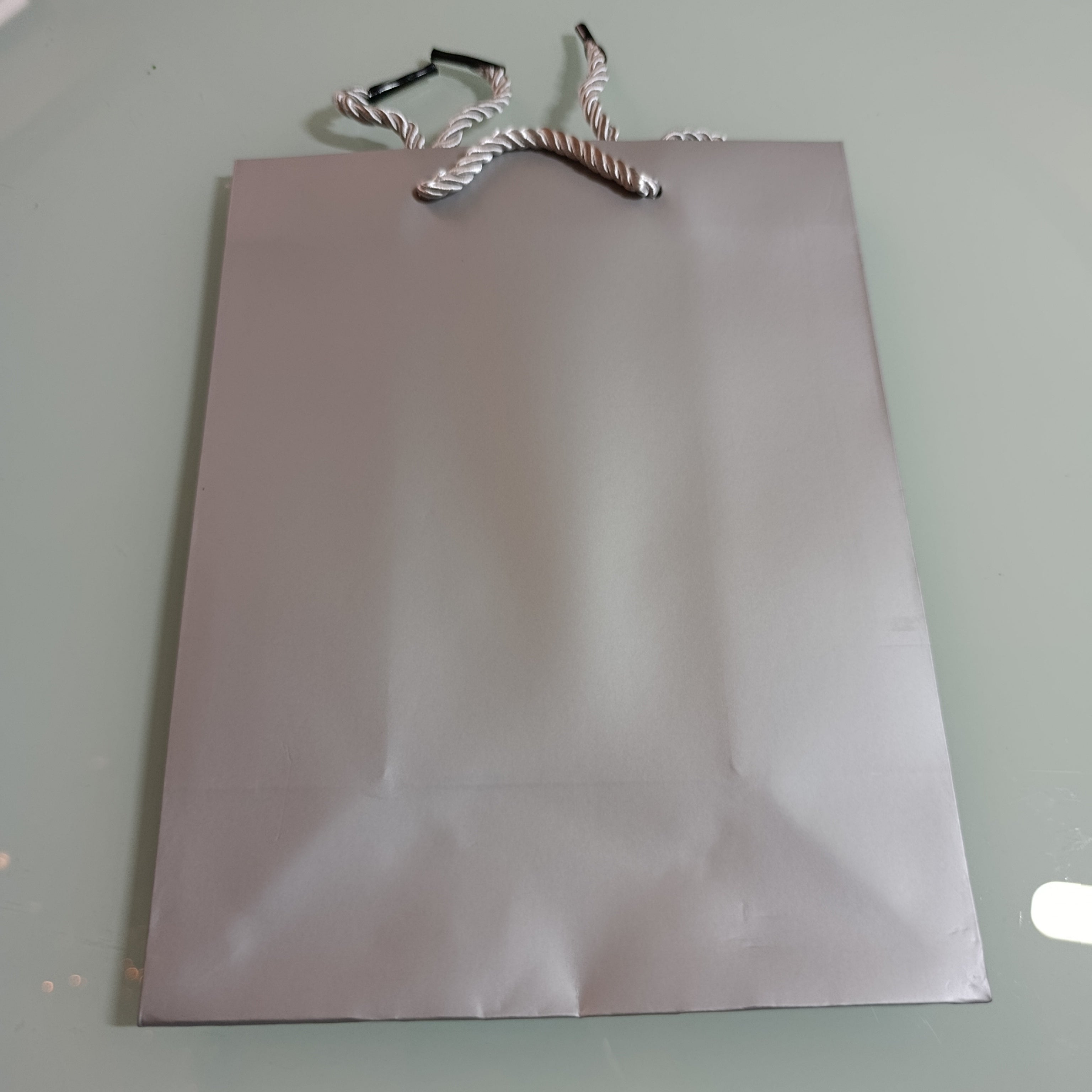 BOLSA DE PAPEL KRAFT PARA REGALO DE 23X18 CM CON CORDON DE LUJO POR MAYOREO