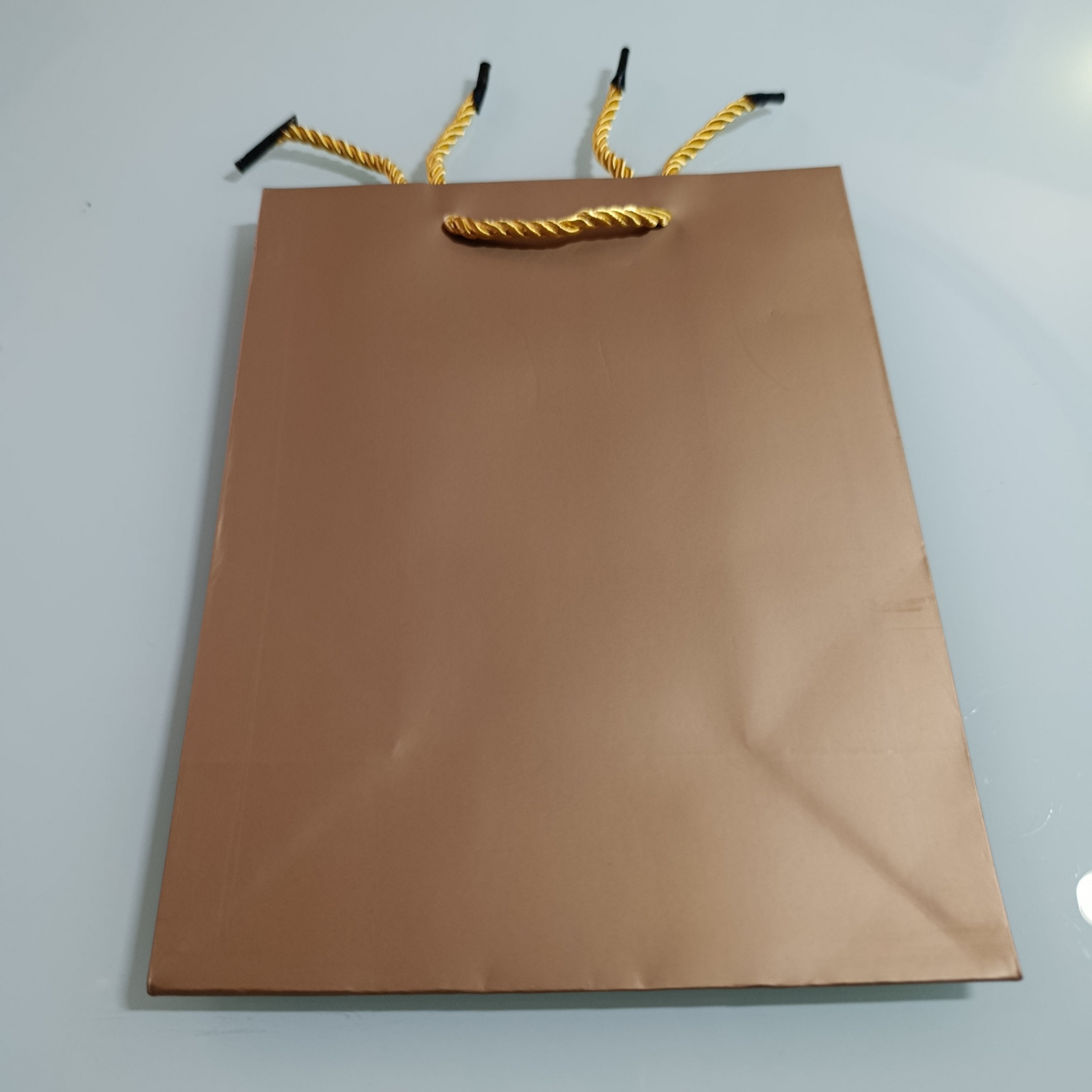 BOLSA DE PAPEL KRAFT PARA REGALO DE 23X18 CM CON CORDON DE LUJO POR MAYOREO