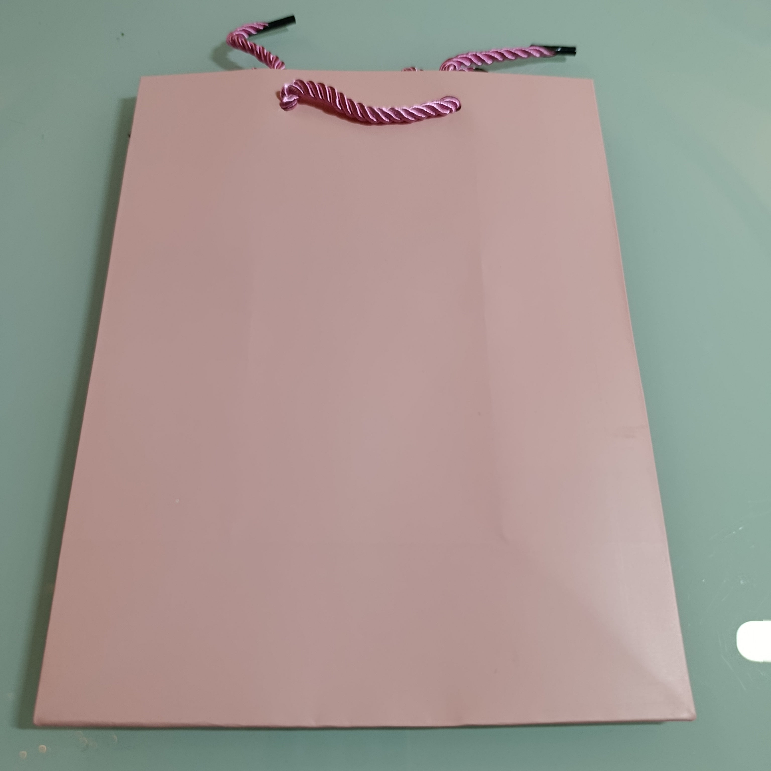 BOLSA DE PAPEL KRAFT PARA REGALO DE 23X18 CM CON CORDON DE LUJO POR MAYOREO