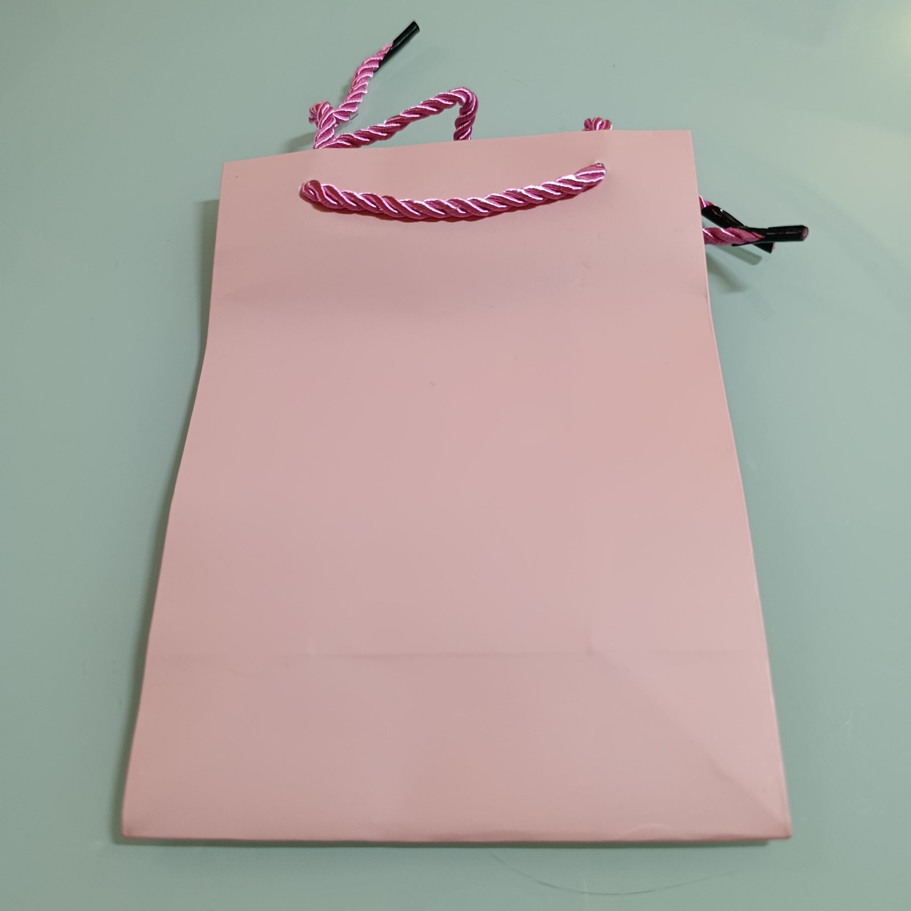 BOLSA DE PAPEL KRAFT PARA REGALO 18X13.5 CM CON AGUJETA DE PRIMERA CALIDAD POR MAYOREO