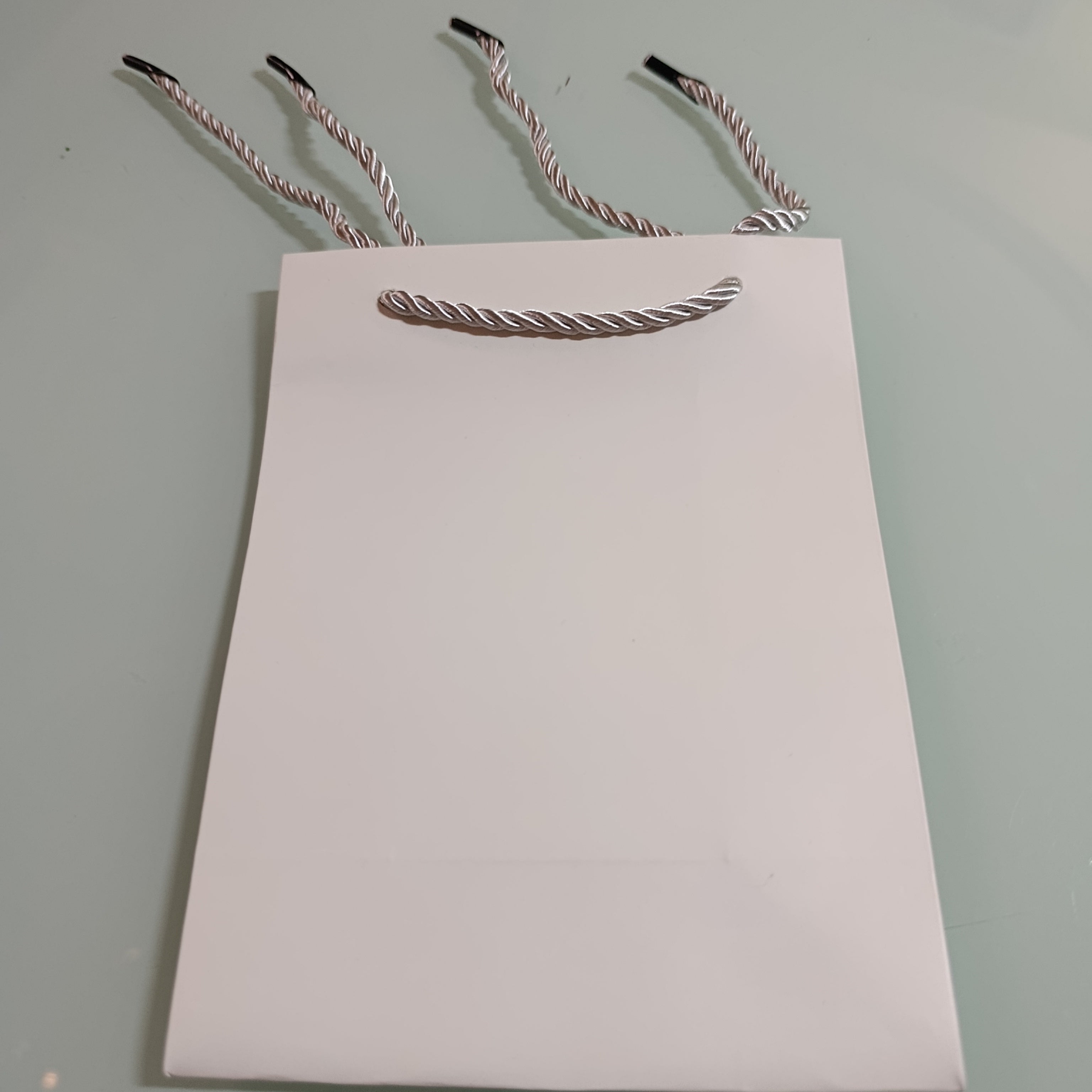 BOLSA DE PAPEL KRAFT PARA REGALO 18X13.5 CM CON AGUJETA DE PRIMERA CALIDAD POR MAYOREO