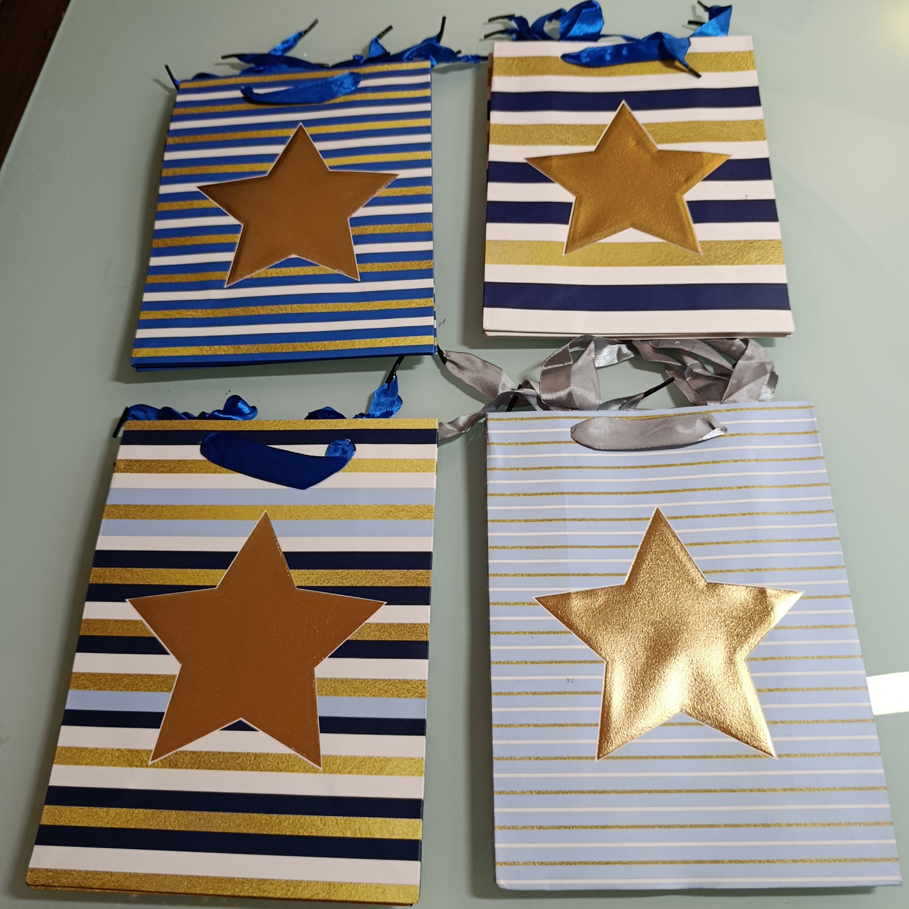 BOLSA PARA REGALO 24X18 CM PAPEL CARTON PRIMERA CALIDAD CON LISTON O AGUJETA PREMIUM POR MAYOREO SURTIDAS EN DISEÑOS Y COLORES