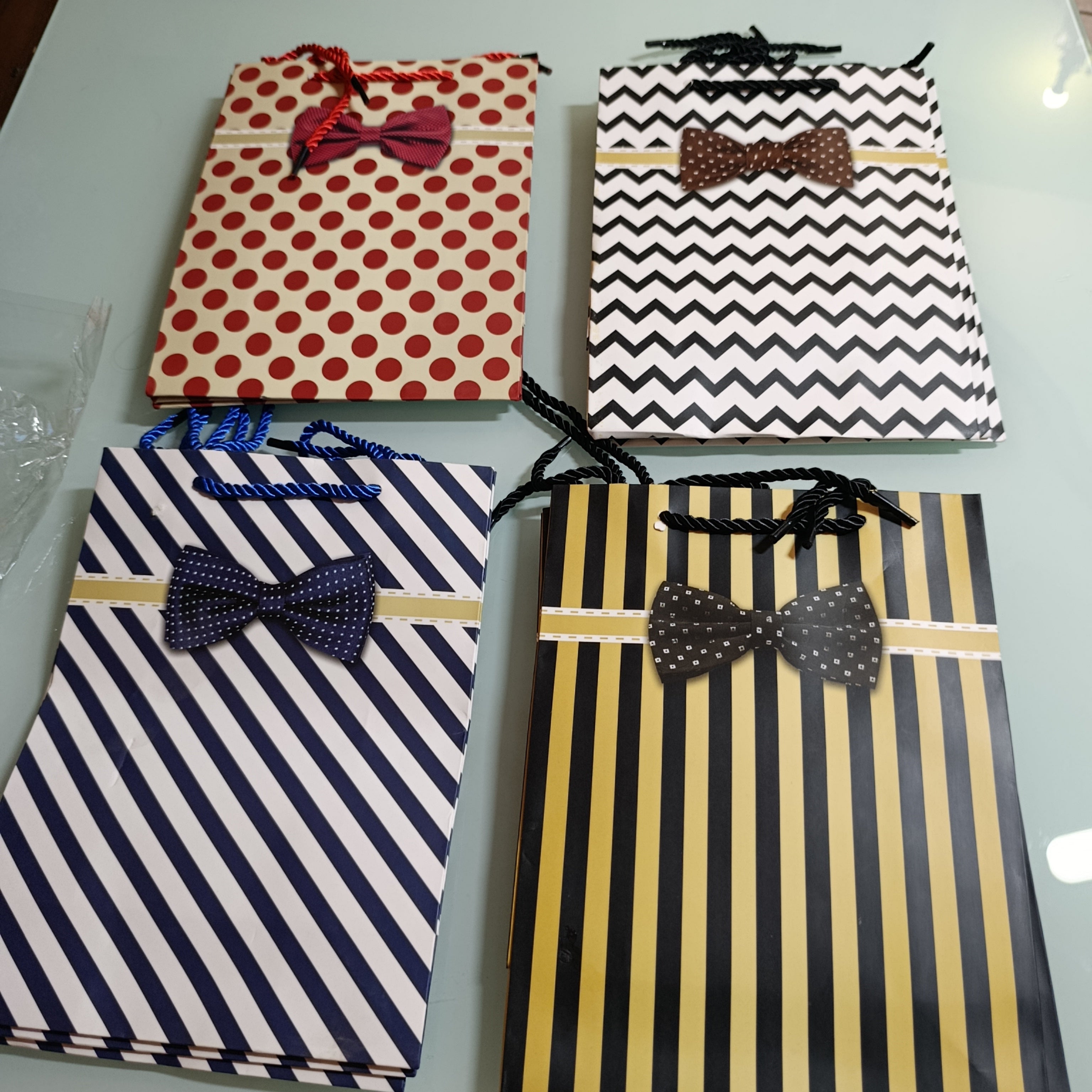 BOLSA PARA REGALO 24X18 CM PAPEL CARTON PRIMERA CALIDAD CON LISTON O AGUJETA PREMIUM POR MAYOREO SURTIDAS EN DISEÑOS Y COLORES