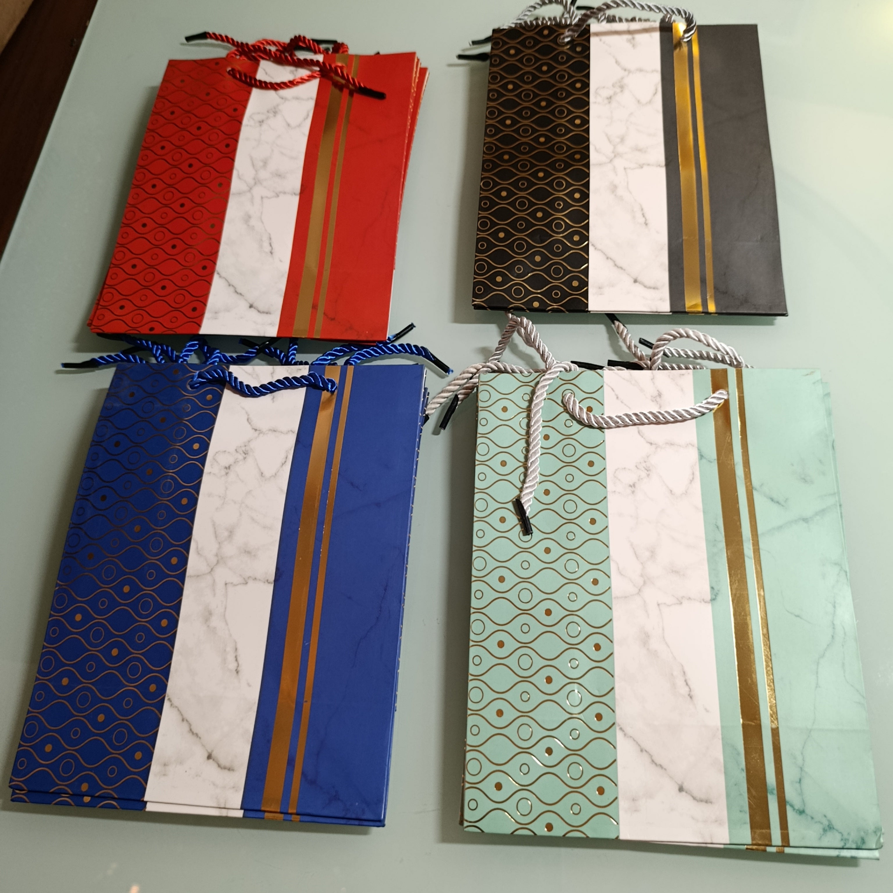 BOLSA DE REGALO PREMIUM 32X26 CM SURTIDA EN DISEÑOS Y COLORES POR MAYOREO