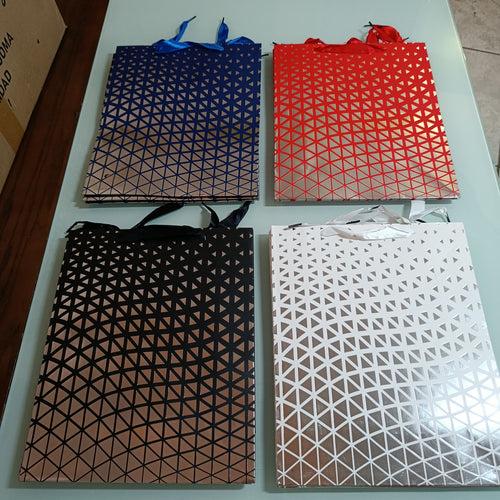 BOLSA DE REGALO PREMIUM 32X26 CM SURTIDA EN DISEÑOS Y COLORES POR MAYOREO