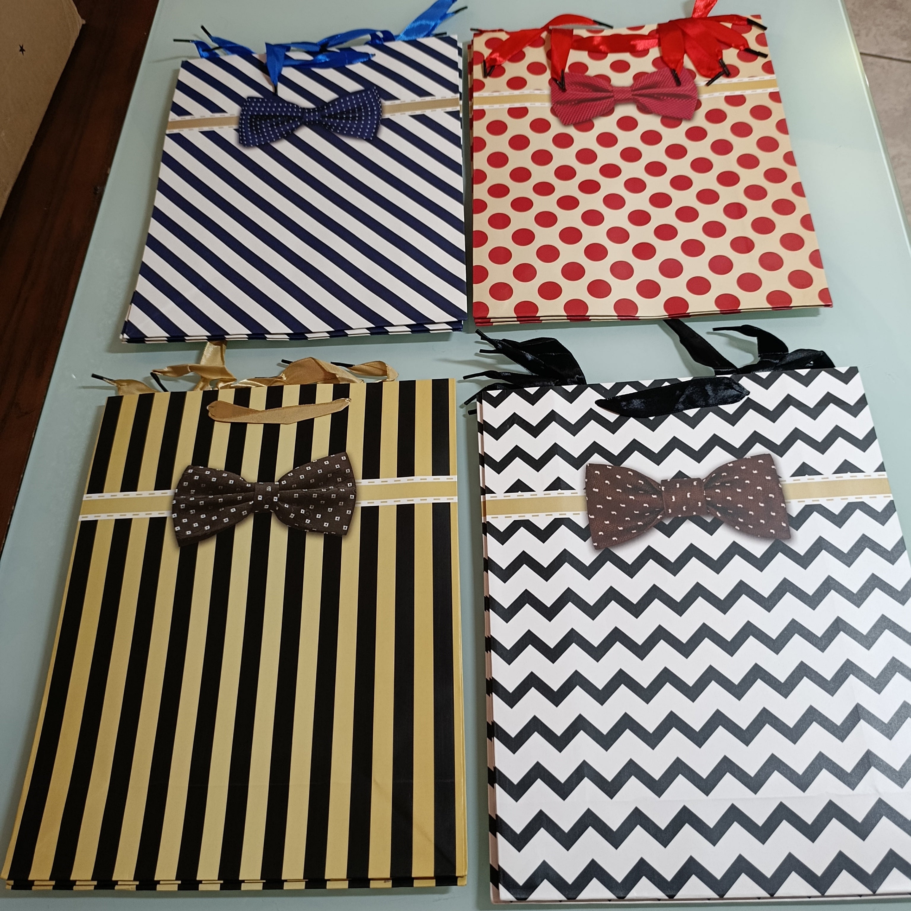 BOLSA DE REGALO PREMIUM 40X31 CM SURTIDA EN DISEÑOS Y COLORES POR MAYOREO