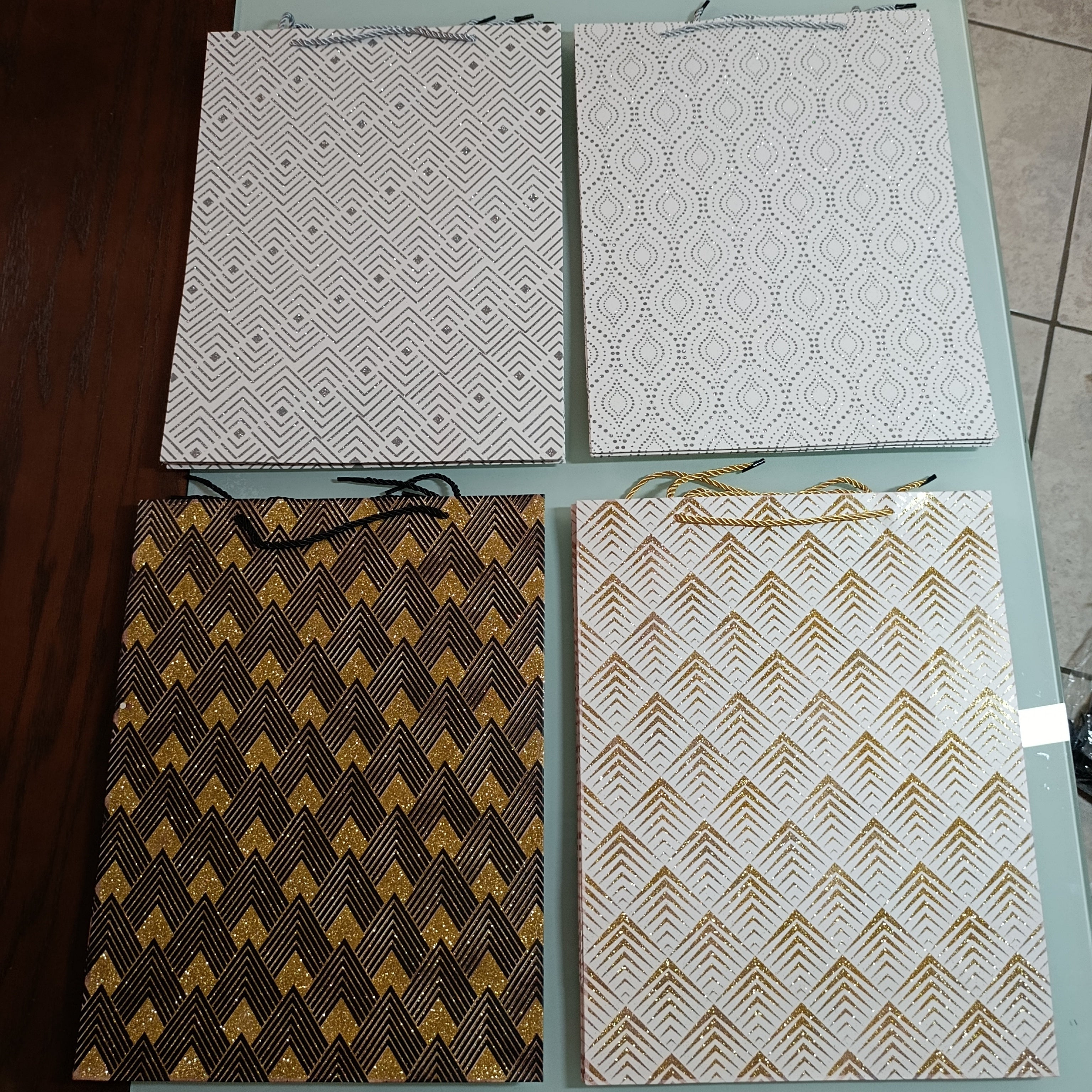 BOLSA DE REGALO PREMIUM 40X31 CM SURTIDA EN DISEÑOS Y COLORES POR MAYOREO