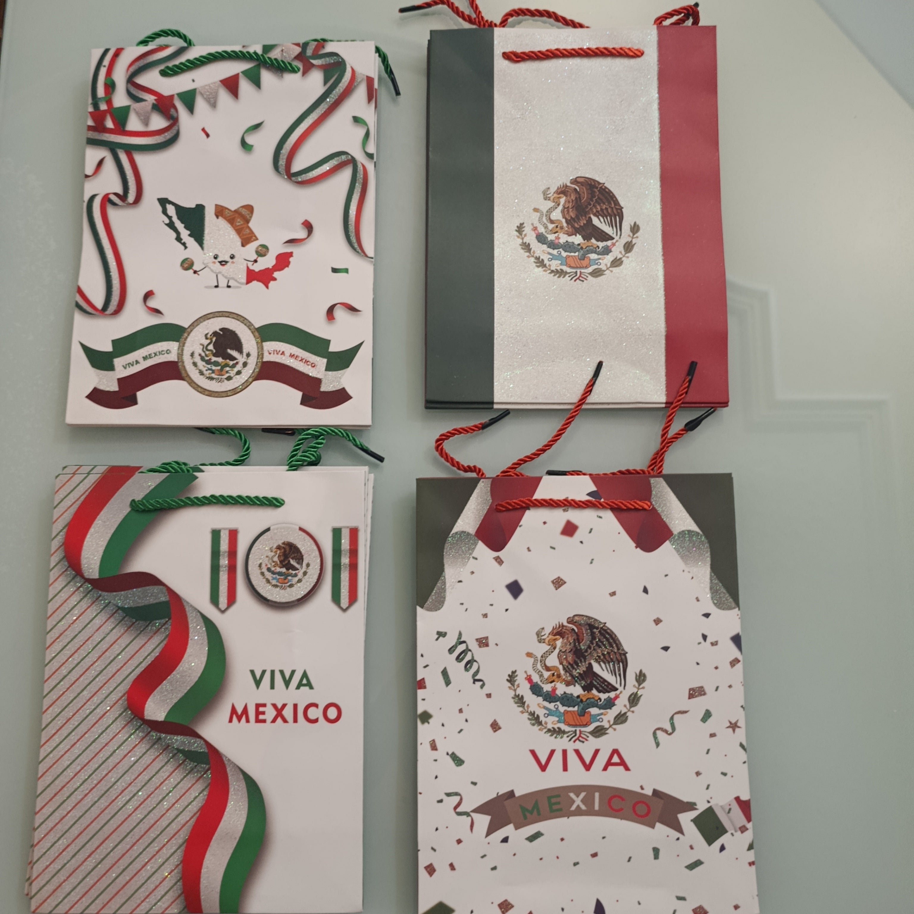 V2204- 12 PZA BOLSA DE REGALO CARTON Y LISTON 1A CALIDAD 24X18 CM MOTIVOS PATRIOS POR MAYOREO