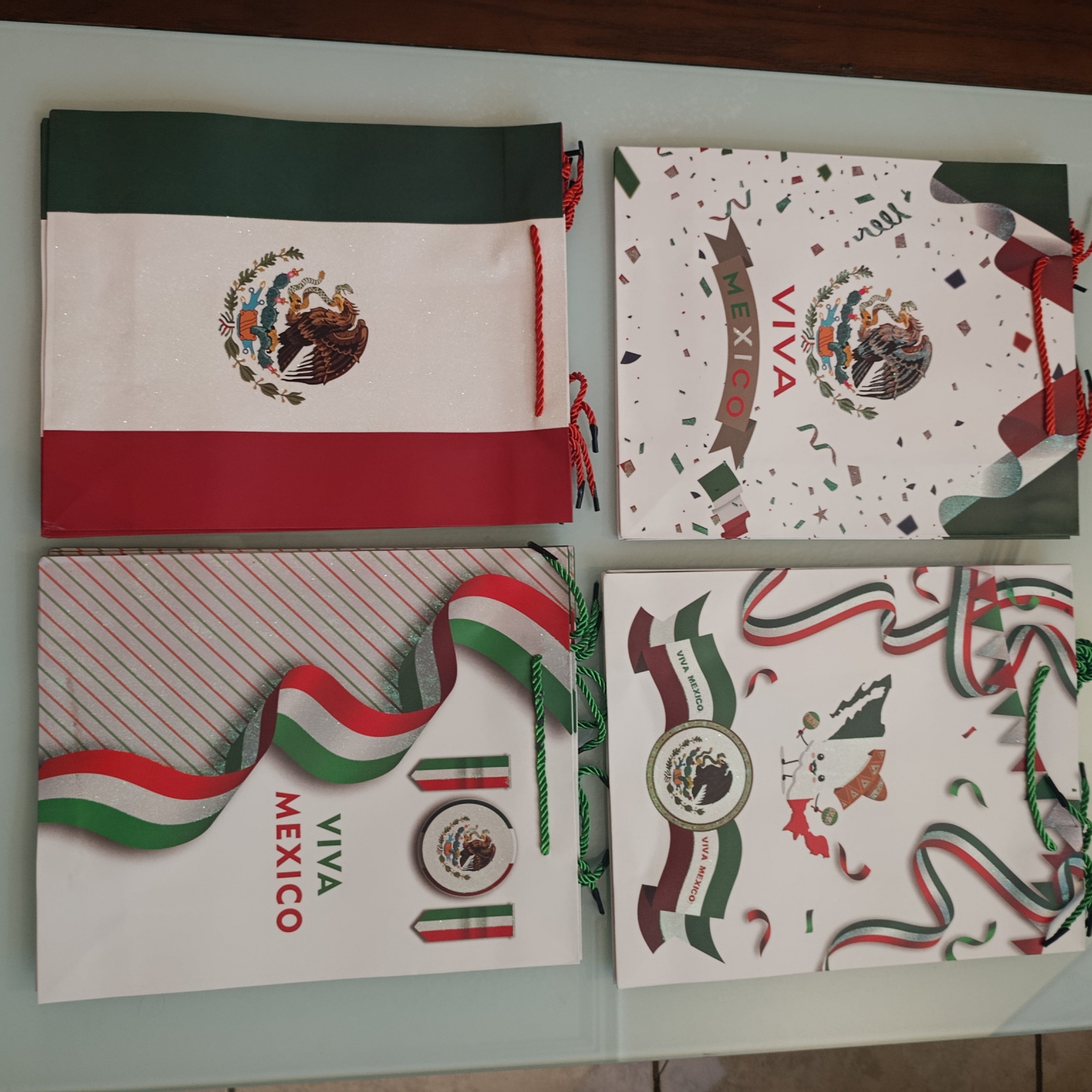 V2205- 12 PZA BOLSA DE REGALO 1A CALIDAD DE CARTON 32X26 CM CON LISTON MOTIVOS SURTIDOS FIESTAS PATRIAS POR MAYOREO
