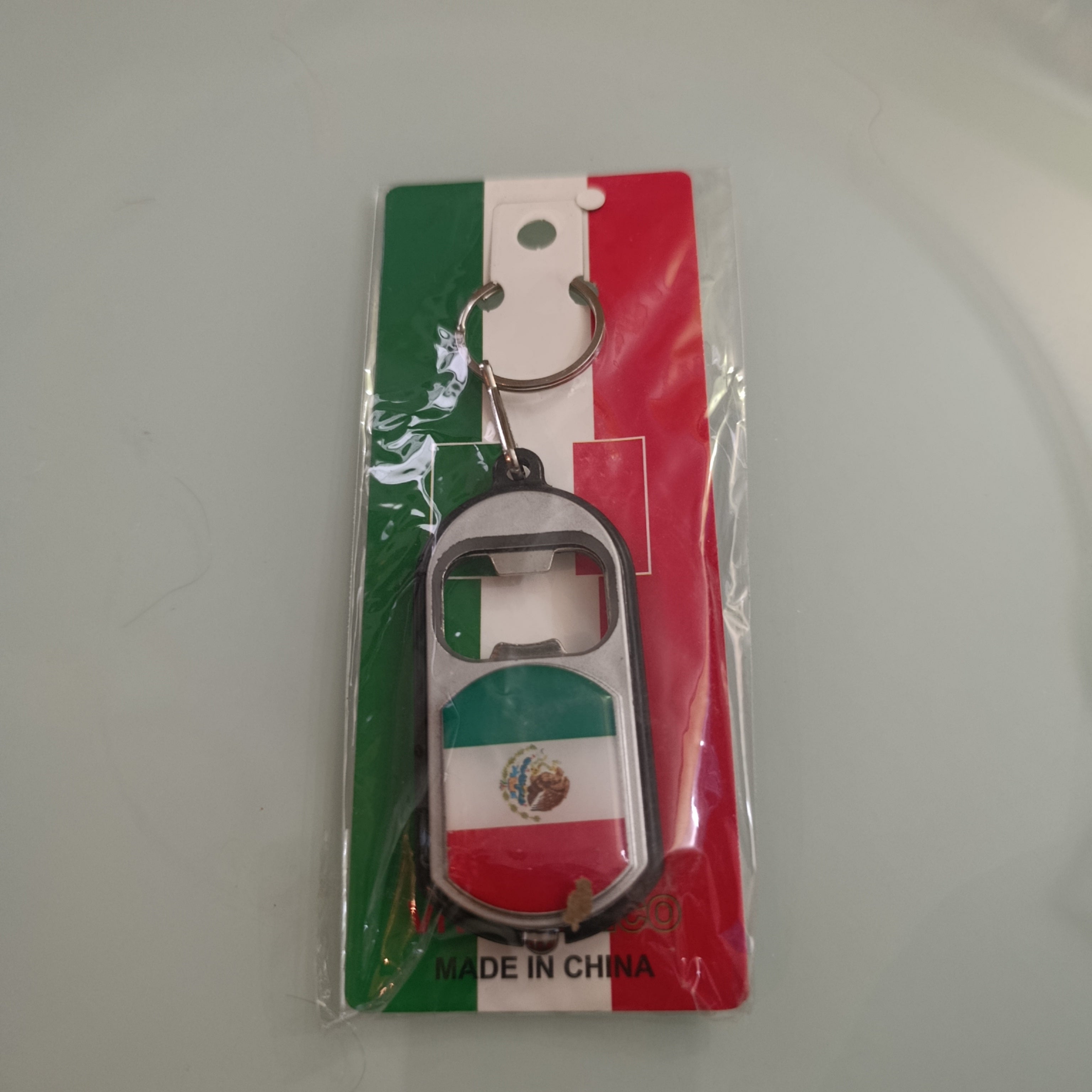 V2122- 12PZA LLAVERO DESTAPADOR MOTIVOS TRICOLOR POR MAYOREO
