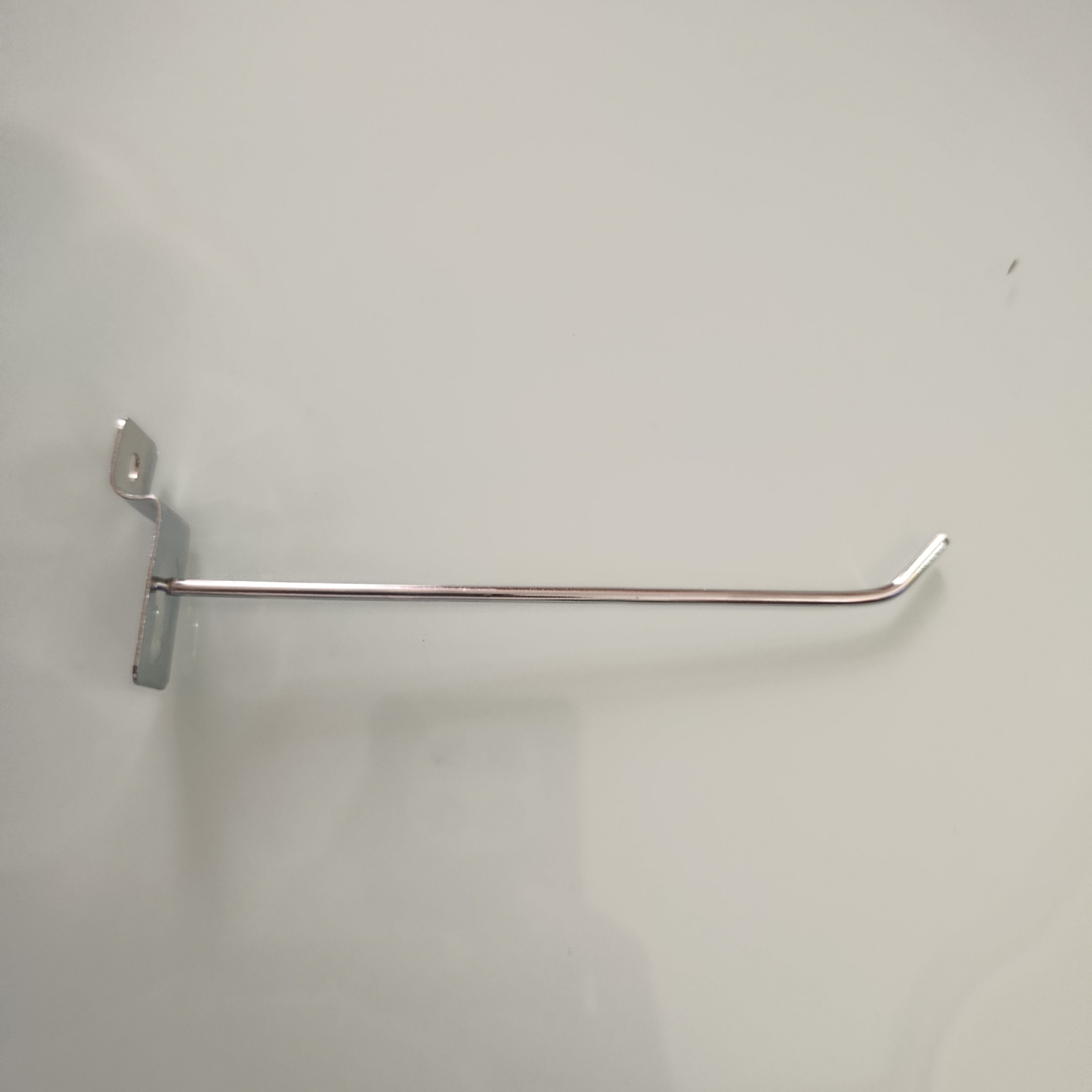 H1312- 20 PZAS GANCHO EXHIBIDOR METALICO 15 CM PARA EXHIBIPANEL RANURADO POR MAYOREO