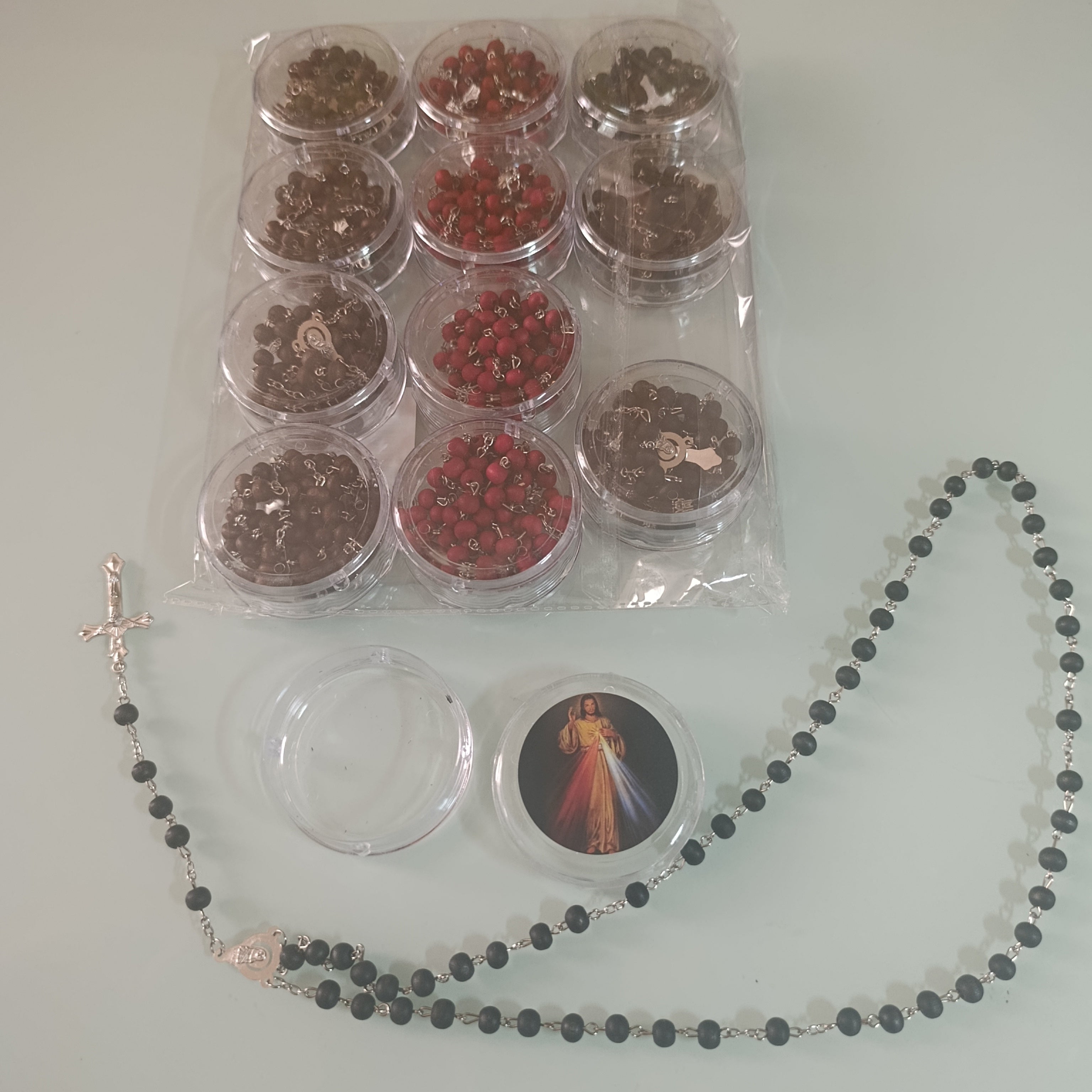 ROSARIO EN ESTUCHE DE PLASTICO CON DISEÑOS SURTIDOS RELIGIOSOS POR MAYOREO CON 12 PZAS