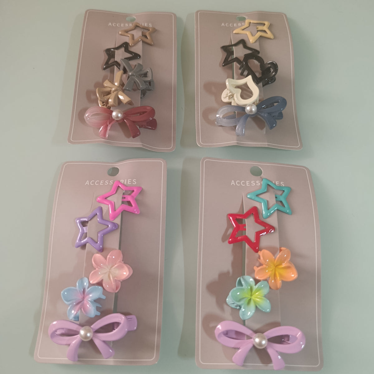 SET DE PINZAS, CUCAS Y BROCHES CON 5 PZAS CADA SET SURTIDOS EN COLORES Y DISEÑOS POR MAYOREO CON 12 SETS
