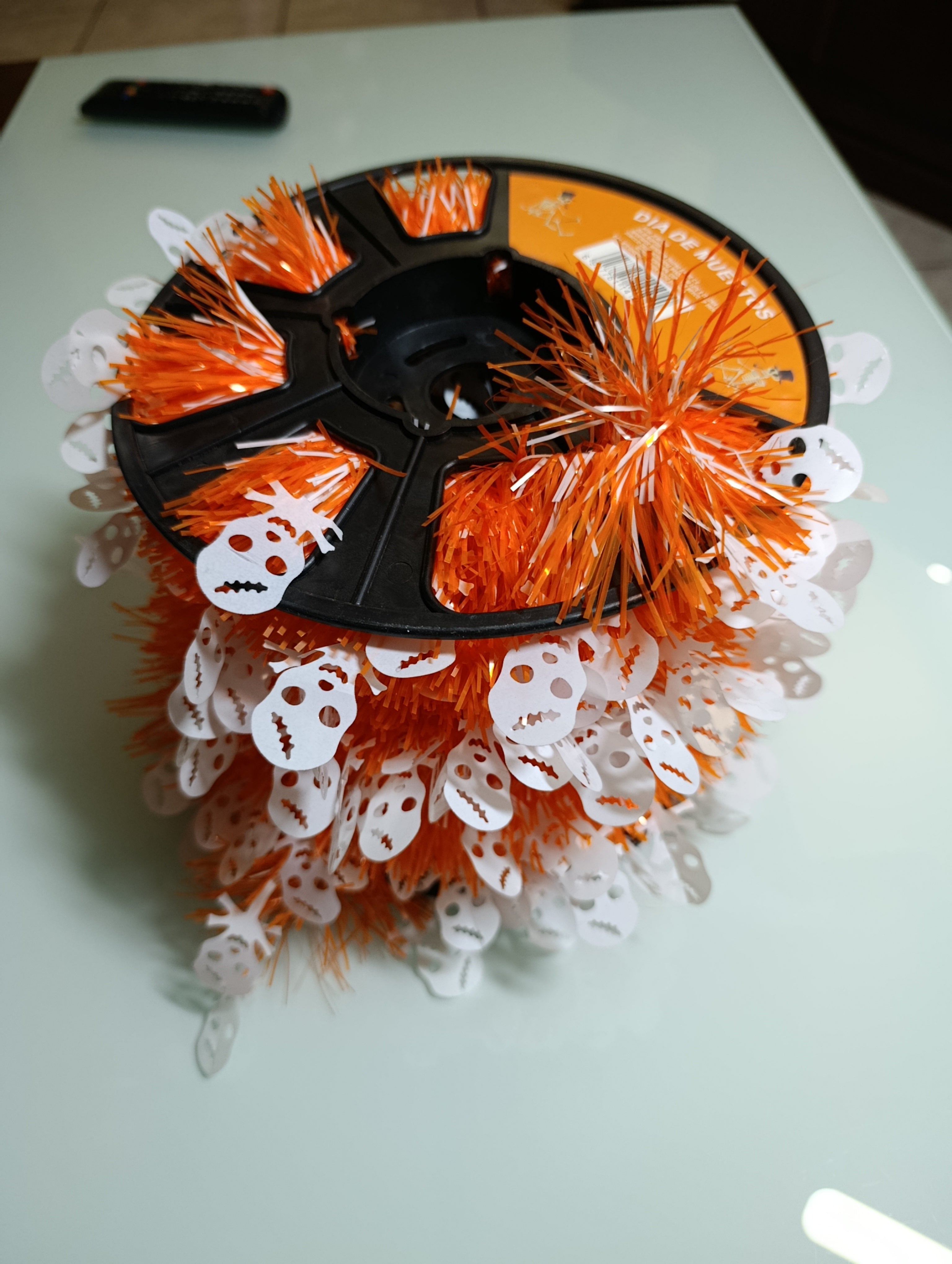 6 ROLLOS DE ESCARCHA DE 20 MTS. CON MOTIVOS DIA DE MUERTOS COLOR NARANJA POR MAYOREO