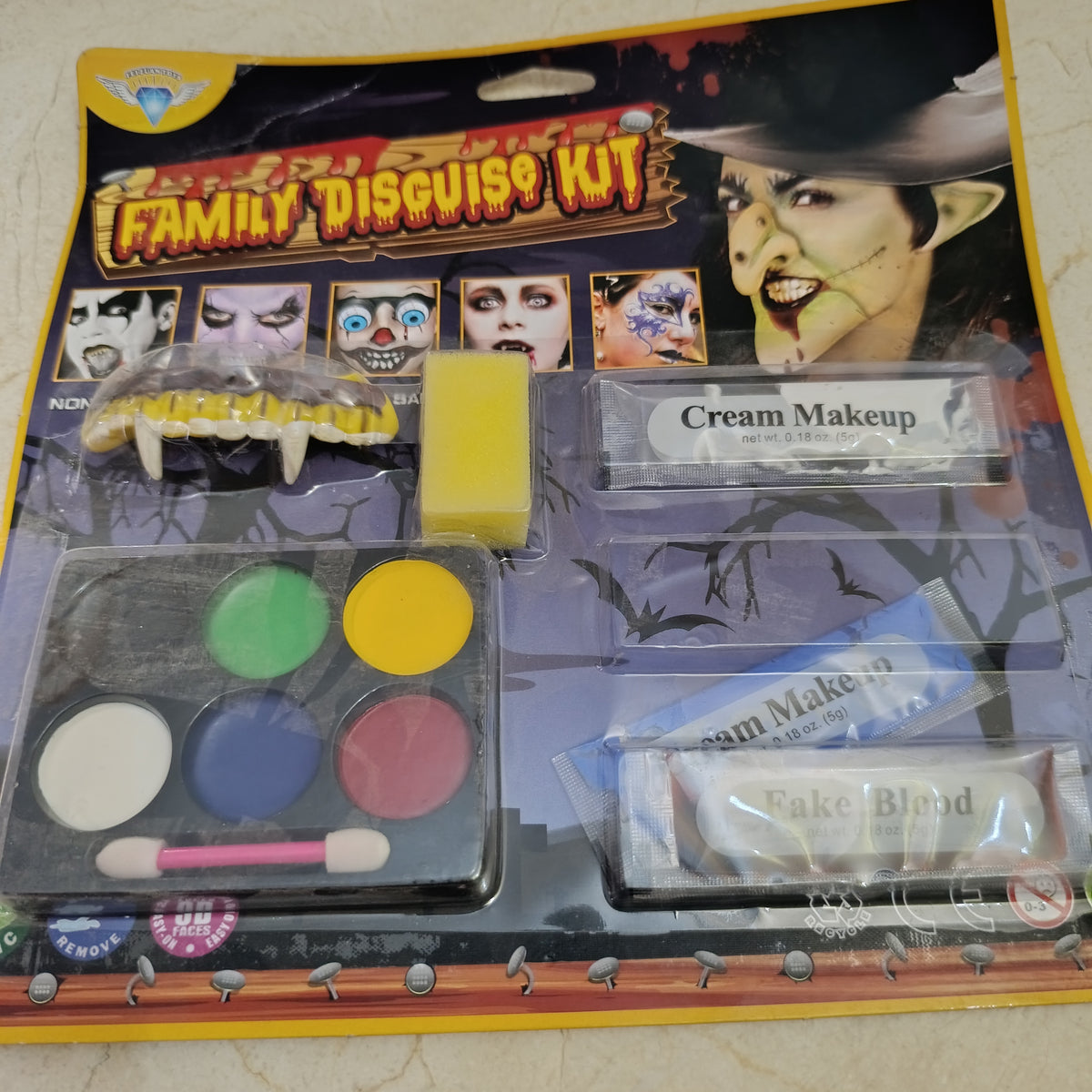 Maquillaje Halloween con sangre, esponja, colmillos, crema, paleta y brocha | 6 blísteres de 6 piezas por mayoreo