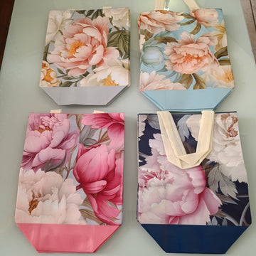 BOLSA DE PROPILENO DE 22X29 CM ESTAMPADA EN DISEÑOS FLORES Y COLORES SURTIDOS POR MAYOREO