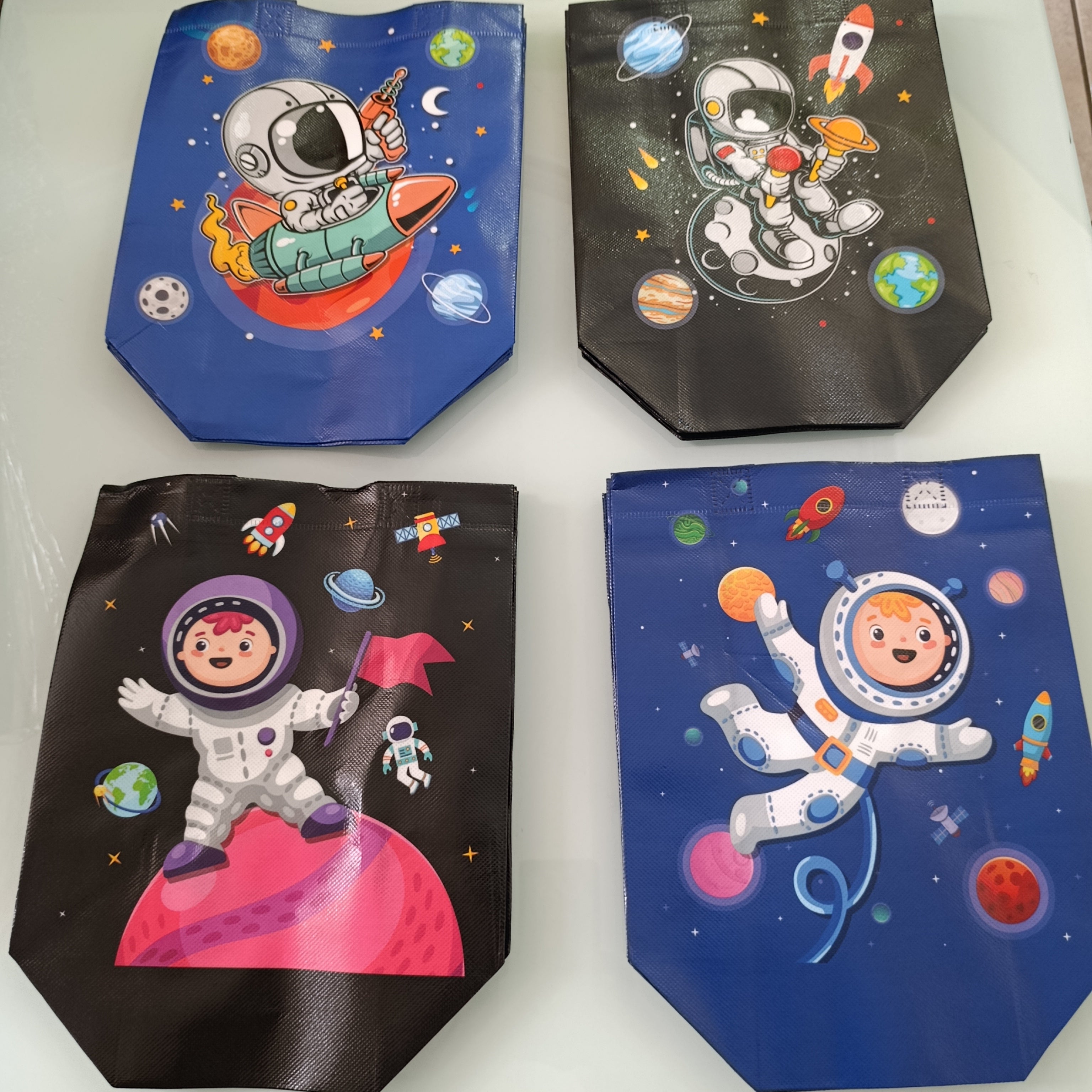 BOLSA DE PROPILENO DE 22X29 CM ESTAMPADA EN DISEÑOS INFANTILES ESPACIO Y COLORES SURTIDOS POR MAYOREO